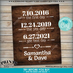 Puede incluir: Un fondo de madera de grano r&uacute;stico con texto blanco que dice "7.10.2016 el primer d&iacute;a", "12.24.2019 el d&iacute;a del s&iacute;", "6.27.2021 el mejor d&iacute;a", un s&iacute;mbolo de coraz&oacute;n, "Samantha & Dave", y "PERSONALIZAR CON Corjl".