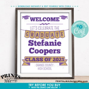 Pode incluir: Uma placa de formatura emoldurada com fundo branco. A placa apresenta texto roxo que diz "BEM-VINDO", "GRADUADO", "Stefanie Coopers" e "CLASSE DE 2021". Faixas douradas com glitter e chap&eacute;us de formatura tamb&eacute;m est&atilde;o inclu&iacute;dos.