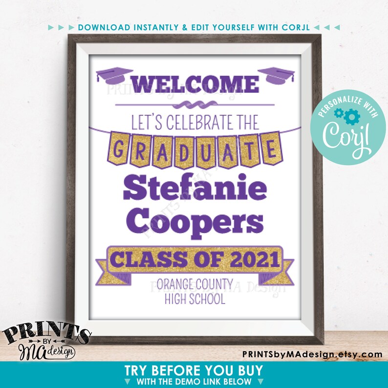 Pode incluir: Uma placa de formatura emoldurada com fundo branco. A placa apresenta texto roxo que diz "BEM-VINDO", "GRADUADO", "Stefanie Coopers" e "CLASSE DE 2021". Faixas douradas com glitter e chap&eacute;us de formatura tamb&eacute;m est&atilde;o inclu&iacute;dos.