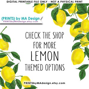 Puede incluir: Descarga digital imprimible con un fondo blanco y una rama de lim&oacute;n con limones amarillos y hojas verdes. El texto dice "CHECK THE SHOP FOR MORE LEMON THEMED OPTIONS" e incluye la direcci&oacute;n del sitio web "PRINTSbyMAdesign.etsy.com".