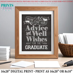 Puede incluir: Impresión digital enmarcada con marco de madera. La impresión presenta texto blanco sobre un fondo de pizarra negra que dice: "Please Leave Your Advice and Well Wishes for the Graduate". También se ven tarjetas en blanco y un bolígrafo.