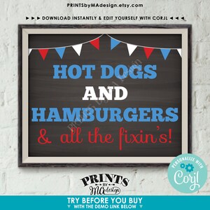 Puede incluir: Un cartel imprimible con fondo de pizarra y banderines rojo, blanco y azul. El cartel dice "HOT DOGS AND HAMBURGERS & all the fixin's!"  El cartel est&aacute; enmarcado en un marco de madera marr&oacute;n. El texto "PRINTS by MAdesign" est&aacute; en la parte inferior del cartel.