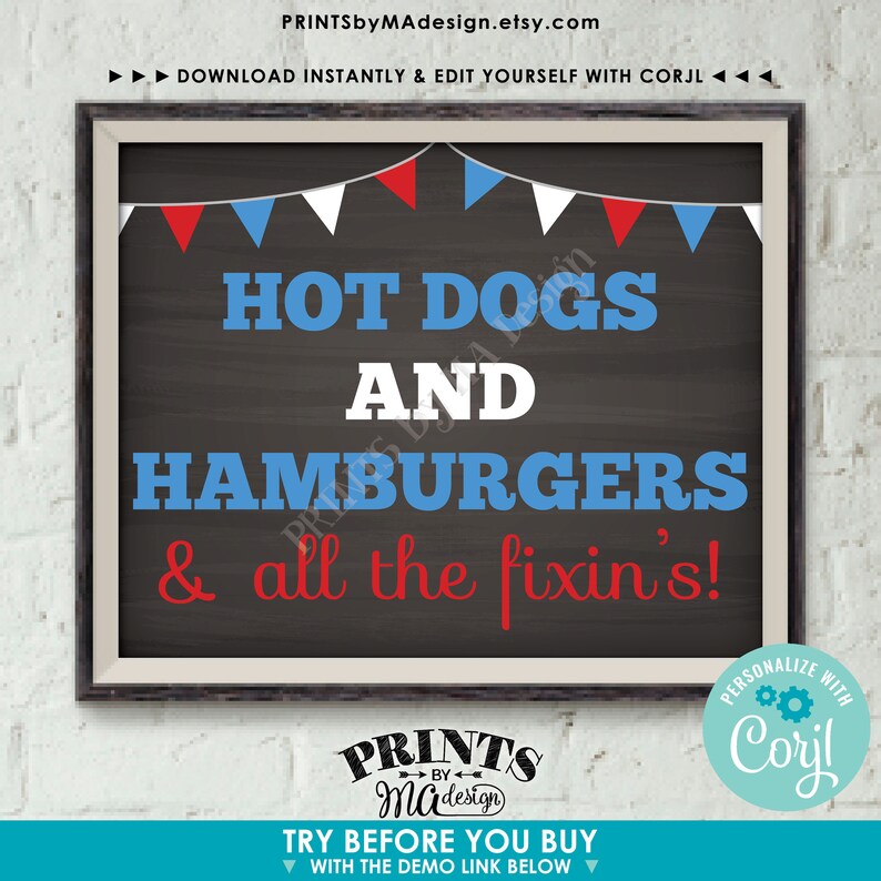 Puede incluir: Un cartel imprimible con fondo de pizarra y banderines rojo, blanco y azul. El cartel dice "HOT DOGS AND HAMBURGERS & all the fixin's!"  El cartel est&aacute; enmarcado en un marco de madera marr&oacute;n. El texto "PRINTS by MAdesign" est&aacute; en la parte inferior del cartel.