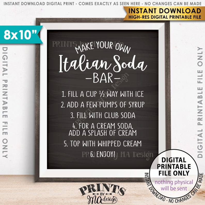 Op de afbeelding: Afdrukbaar bord van 20,3 x 25,4 cm met een zwarte krijtbordachtergrond en witte tekst die "Maak je eigen Italiaanse sodabar" luidt. Instructies voor het maken van Italiaanse soda staan onder de titel.