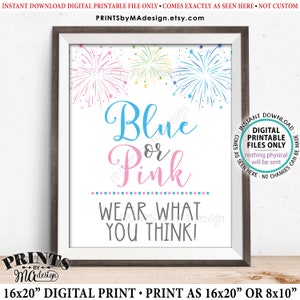 以下が含まれることがあります： 性別発表パーティー用の印刷可能なサイン。サインは、青とピンクの花火のデザインで、「青かピンク」と「あなたが思うものを着てください！」というテキストが書かれています。サインは白いフレームで囲まれています。