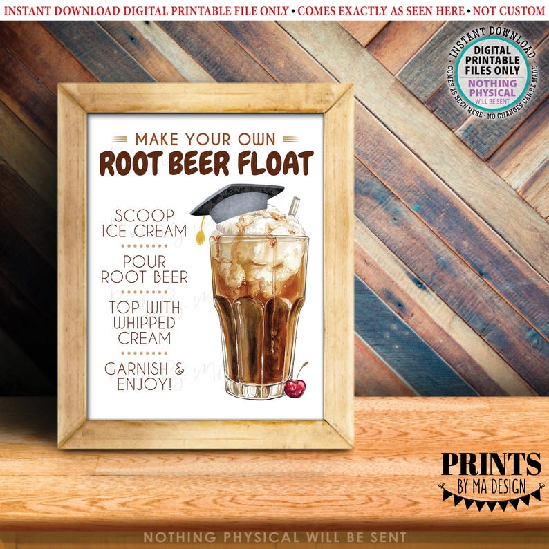 Puede incluir: Una impresi&oacute;n enmarcada con un marco de madera que presenta una ilustraci&oacute;n de flotador de cerveza de ra&iacute;z. La imagen incluye texto que dice "Make Your Own Root Beer Float" con instrucciones. Una gorra de graduaci&oacute;n se encuentra encima del helado.