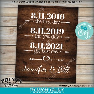 Puede incluir: Un cartel imprimible con un fondo de madera y texto blanco. El texto dice "8.11.2016 el primer d&iacute;a", "8.11.2019 el d&iacute;a del s&iacute;", y "8.11.2021 el mejor d&iacute;a". Hay un s&iacute;mbolo de coraz&oacute;n entre las dos &uacute;ltimas fechas. El texto "Jennifer & Bill" est&aacute; debajo del s&iacute;mbolo del coraz&oacute;n. El texto "PERSONALIZAR CON Coryl" est&aacute; en un c&iacute;rculo con un s&iacute;mbolo de engranaje en la esquina superior derecha.