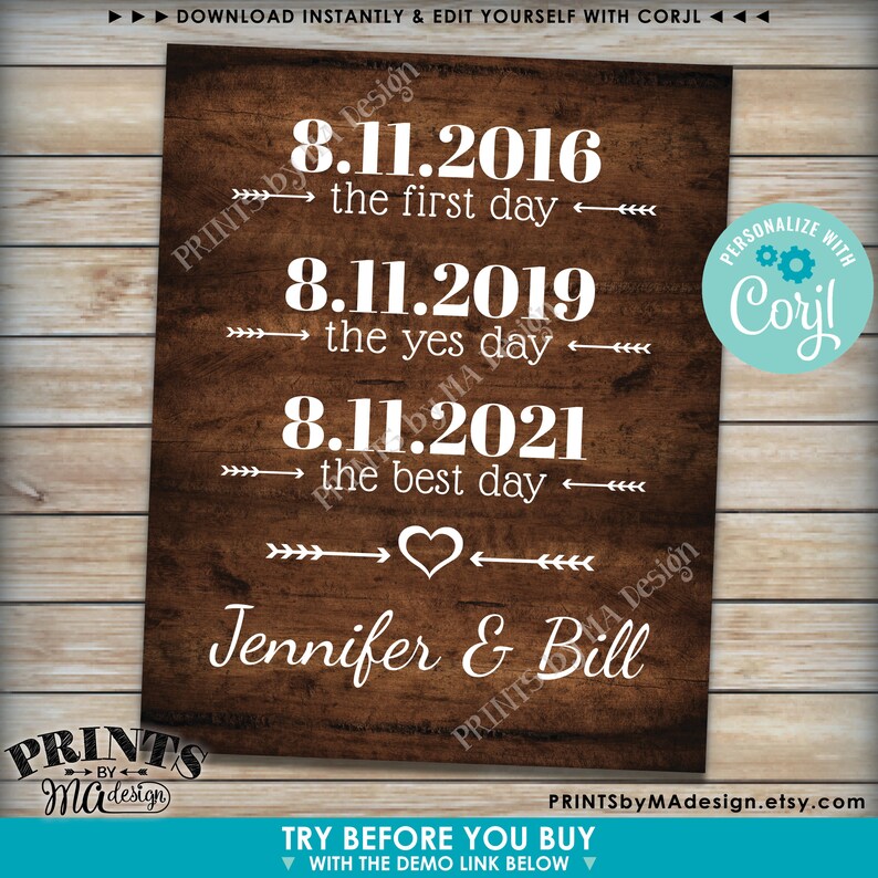 Puede incluir: Un cartel imprimible con un fondo de madera y texto blanco. El texto dice "8.11.2016 el primer d&iacute;a", "8.11.2019 el d&iacute;a del s&iacute;", y "8.11.2021 el mejor d&iacute;a". Hay un s&iacute;mbolo de coraz&oacute;n entre las dos &uacute;ltimas fechas. El texto "Jennifer & Bill" est&aacute; debajo del s&iacute;mbolo del coraz&oacute;n. El texto "PERSONALIZAR CON Coryl" est&aacute; en un c&iacute;rculo con un s&iacute;mbolo de engranaje en la esquina superior derecha.