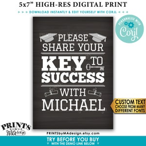 Op de afbeelding: Een digitaal, afdrukbaar bord van 5x7 inch met een zwarte krijtbordachtergrond. De tekst luidt "Deel je sleutel tot succes met Michael". Het bord bevat afstudeerhoeden, een sleutel en diploma's. Het is aanpasbaar met Corjl.