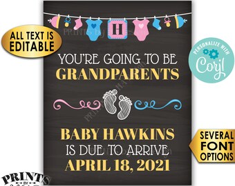 Puede incluir: Un anuncio digital imprimible estilo pizarra para abuelos. El anuncio está decorado con ropa de bebé, un chupete y huellas de pies. El texto dice "Vas a ser abuelo/a. Baby Hawkins nacerá el 18 de abril de 2021".