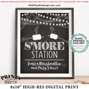 Puede incluir: Un cartel imprimible de 20,3 x 25,4 cm con un fondo de pizarra negra y texto blanco que dice "S'more Station" con un gráfico de dos malvaviscos en palos. El texto debajo dice "Roast a marshmallow and party s'more!"