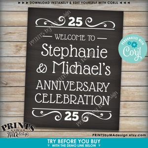K&ouml;nnte beinhalten: Schwarzes und wei&szlig;es Schild aus Schiefer mit dem Text "Willkommen zu Stephanie & Michaels 25. Hochzeitstag" mit dekorativen Schn&ouml;rkeln und dem Text "PRINTS by MAdesign.etsy.com".