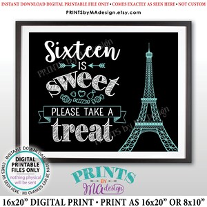 Puede incluir: Un cartel imprimible en blanco y negro con el texto "Sixteen is sweet, please take a treat" en una fuente tipo tiza. Una Torre Eiffel turquesa se encuentra en el lado derecho del cartel. El cartel est&aacute; enmarcado en negro.