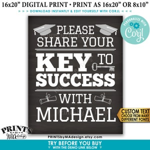 Op de afbeelding: Een zwart-witte printbare poster met de tekst "Deel je sleutel tot succes met Michael". De poster bevat een afstudeerhoed, een sleutel en een diploma. Het is een digitaal bestand dat thuis kan worden bewerkt en afgedrukt.
