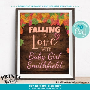 K&ouml;nnte beinhalten: Ein druckbares Schild mit rustikalem Holzhintergrund und Herbstbl&auml;ttern. Der Text lautet "Falling in Love with Baby Girl Smithfield". Das Schild ist mit Corjl anpassbar.