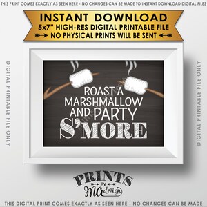Puede incluir: Un cartel imprimible de 12,7 x 17,8 cm con un fondo de pizarra y texto blanco que dice "Roast a marshmallow and party s'more". El cartel presenta un gráfico de dos malvaviscos en palos sobre una fogata.
