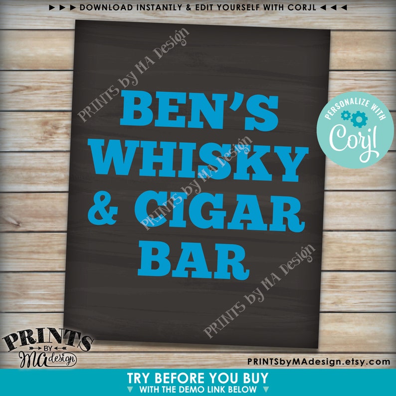 Pu&ograve; includere: Un cartello stampabile per un bar con il testo "Ben's Whisky & Cigar Bar" in testo blu su sfondo nero. Il cartello include anche il testo "Personalizza con Corjl" in un cerchio con ingranaggi.