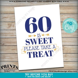 以下が含まれることがあります： 「60 is sweet please take a treat」と青い文字で書かれた印刷可能なサイン。テキストは金色の矢印と金色のリボンで囲まれています。サインは60歳の誕生日パーティー用です。