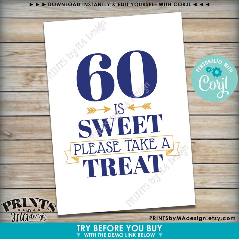 以下が含まれることがあります： 「60 is sweet please take a treat」と青い文字で書かれた印刷可能なサイン。テキストは金色の矢印と金色のリボンで囲まれています。サインは60歳の誕生日パーティー用です。