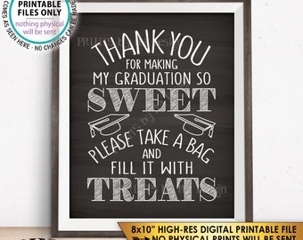 Peut inclure: Impression numérique encadrée avec un fond façon tableau noir. Le texte blanc dit "Merci d'avoir rendu ma remise de diplôme si douce. Veuillez prendre un sac et le remplir de friandises." Comprend des illustrations de chapeaux de graduation. 20,3 x 25,4 cm.