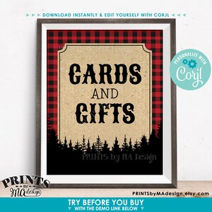 Puede incluir: Se&ntilde;al imprimible con un fondo de cuadros rojos y negros. La se&ntilde;al dice "Tarjetas y Regalos" en texto negro sobre un fondo marr&oacute;n. La se&ntilde;al tambi&eacute;n tiene una silueta de un bosque con el texto "PRINTS by MA Design" en la parte inferior.
