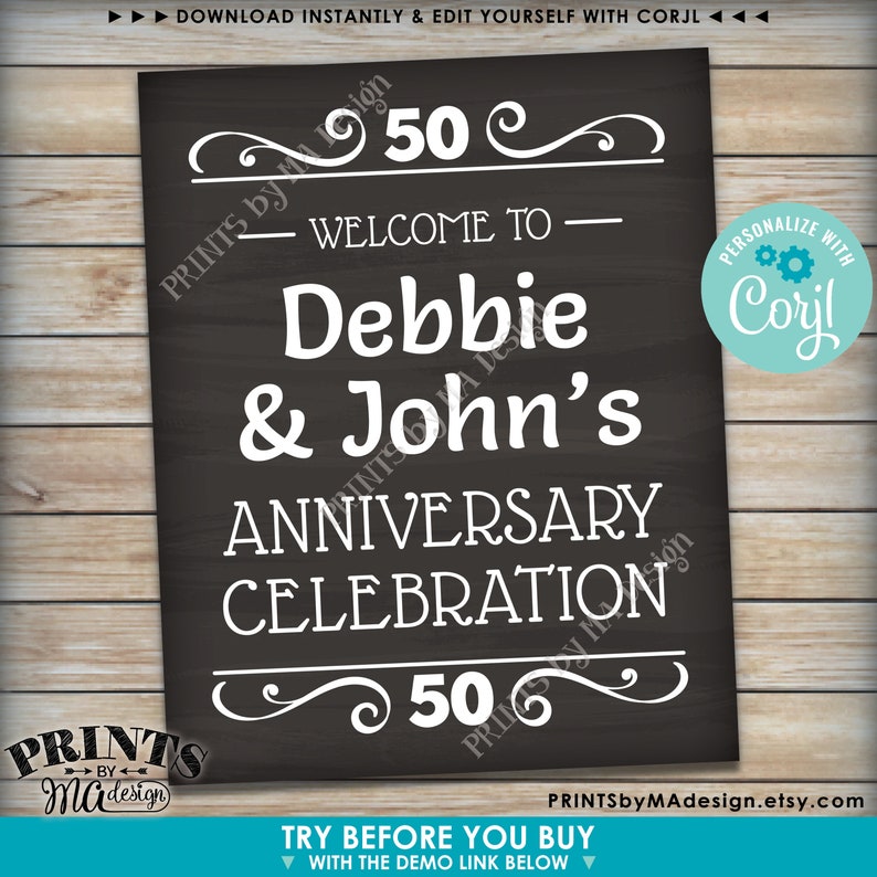 K&ouml;nnte beinhalten: Schwarzes und wei&szlig;es Schild aus Schiefer mit dem Text "50 - Willkommen bei - Debbie & John's Jubil&auml;umsfeier 50" mit dekorativen Schn&ouml;rkeln und einem personalisierten Logo f&uuml;r Corjl.