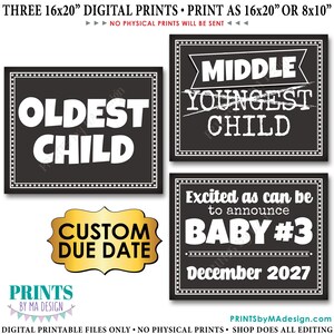 Może przedstawiać: Trzy drukowane tablice w stylu tablicy kredowej o wymiarach 16x20 cali do ogłoszenia narodzin nowego dziecka. Tablice mówią "Oldest Child", "Middle Child" i "Excited as can be to announce Baby #3 December 2027".