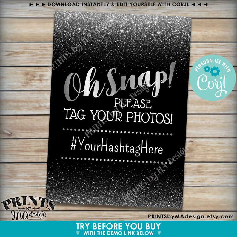 以下が含まれることがあります： 黒と銀のグリッターの背景に、銀色の文字で「Oh Snap! Please Tag Your Photos! #YourHashtagHere」というテキストが書かれています。青い背景と白い歯車のアイコンで囲まれた円の中に、「Corjlでパーソナライズ！」というテキストが書かれています。