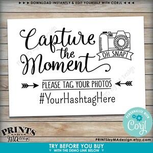 Puede incluir: Un cartel imprimible en blanco y negro con el texto "Capture the Moment" y un gr&aacute;fico de c&aacute;mara. El cartel tambi&eacute;n incluye el texto "Oh Snap!" y "Por favor, etiqueta tus fotos #YourHashtagHere".