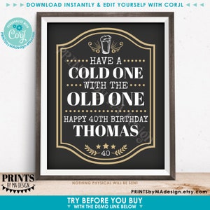 Pu&ograve; includere: Un cartello stampabile con sfondo lavagna e dettagli dorati. Il cartello dice "Have a cold one with the old one. Happy 40th Birthday Thomas".