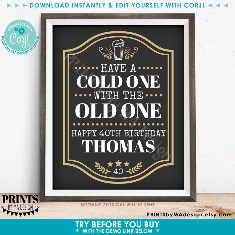 Pu&ograve; includere: Un cartello stampabile con sfondo lavagna e dettagli dorati. Il cartello dice "Have a cold one with the old one. Happy 40th Birthday Thomas".