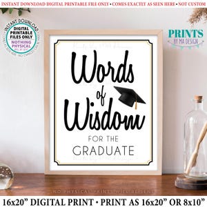 Może przedstawiać: Oprawiony wydruk z napisem "Words of Wisdom for the Graduate" czarnym pismem. Dołączona jest grafika czapki absolwenta. Wydruk jest w drewnianej ramie i jest cyfrowym plikiem do wydruku.