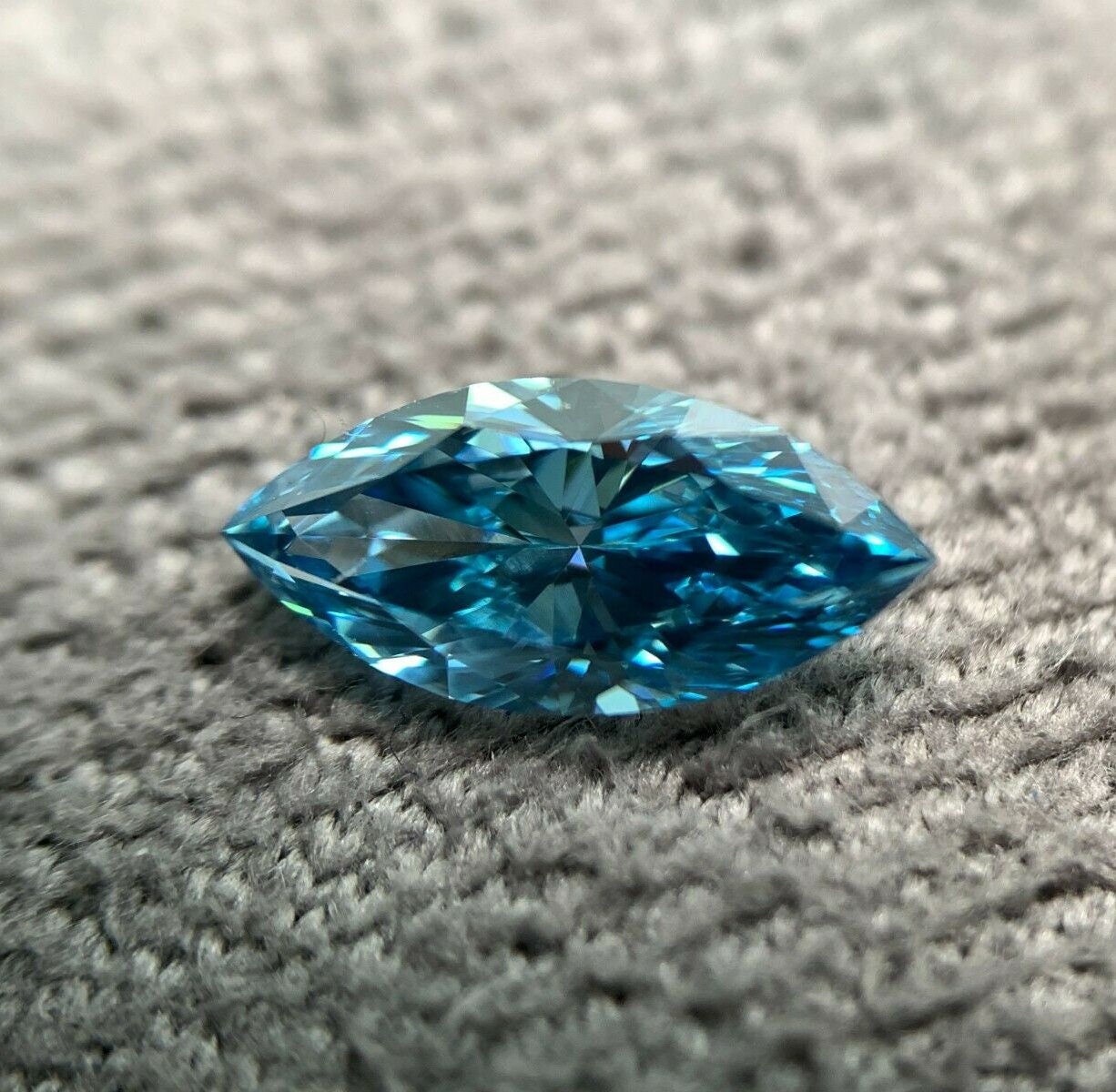 FANCY INTENSE ぬくい GREENISH BLUE* 0.49ct OV