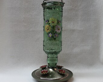 Comedero pequeño antiguo de cristal verde para colibríes, pintado a mano con margaritas gerbera y flores moradas, 4 orificios decorativos para flores, capacidad para 355 ml (12 oz).