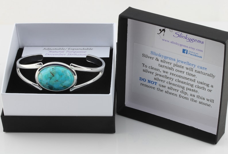 Pode incluir: Pulseira ajust&aacute;vel de prata com uma pedra turquesa. A pulseira est&aacute; em uma caixa branca com interior preto. A caixa tamb&eacute;m inclui um cart&atilde;o com informa&ccedil;&otilde;es sobre a pulseira e como cuidar dela.
