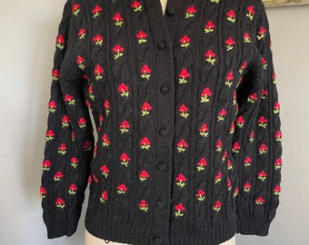 Cardigan noir en tricot torsadé des années 1950/60 avec fleurs brodées
