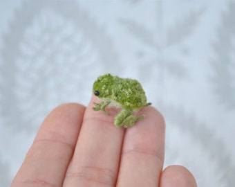 Micro frog miniature  for dollhouse, Little green frog, needle felted tiny frog, felted animals, OOAK, mini sculpture