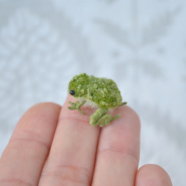 Micro Frosch Miniatur für Puppenhaus, kleiner grüner Frosch, Nadel gefilzter winziger Frosch, gefilzte Tiere, Unikat, Mini Skulptur