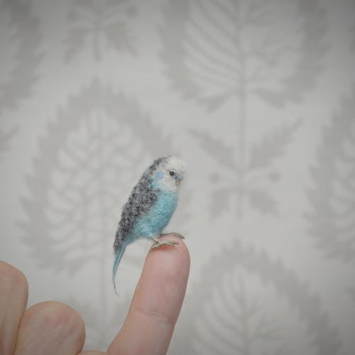 Miniatura de periquito de fieltro con aguja, escultura de loro de lana