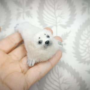 Filhote de foca – Escultura em miniatura de lã feltrada com agulha – Pequena foca bebê feita à mão para diorama oceânico ou presente para amantes de animais
