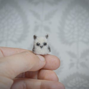 Eule Tiny Nadel Wolle gefilzt, Eule-Liebhaber Geschenk, OOAK niedliche Eule, Mikro Skulptur, mikro
