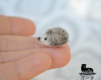 Hedgehog felted miniature, dollhouse felt animal, tiny figurine of needle felting, collectible micro woolen hedgehog