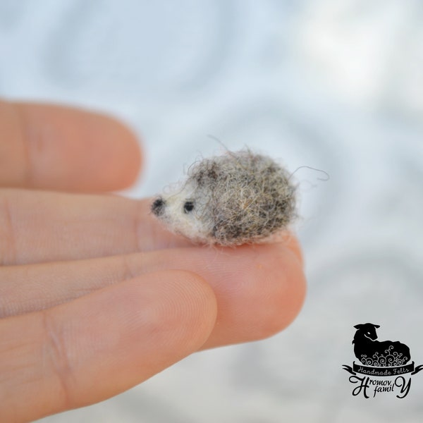Hedgehog felted miniature, dollhouse felt animal, tiny figurine of needle felting, collectible micro woolen hedgehog