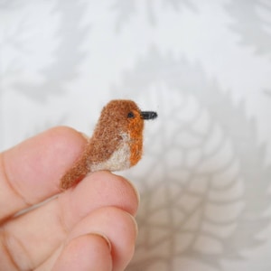 Tiny Robin felted bird, tiny collectible little bird, Needle felted bird miniature, bird miniature for dollhouse