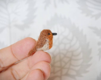 Tiny Robin felted bird, tiny collectible little bird, Needle felted bird miniature, bird miniature for dollhouse