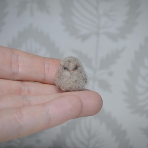 Gevilte uilminiatuur, naaldvilten vogel, poppenhuisdecor