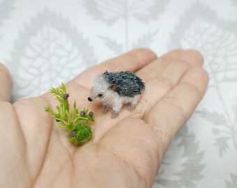 Miniature de hérisson, micro sculpture, miniature d'animal feutrée à l'aiguille, miniature de maison de poupée