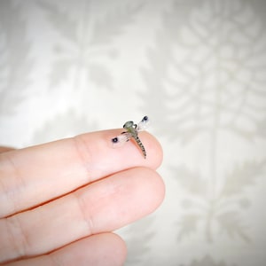 Escultura em miniatura de libélula, microfigura artesanal em argila polimérica, item de colecionador.