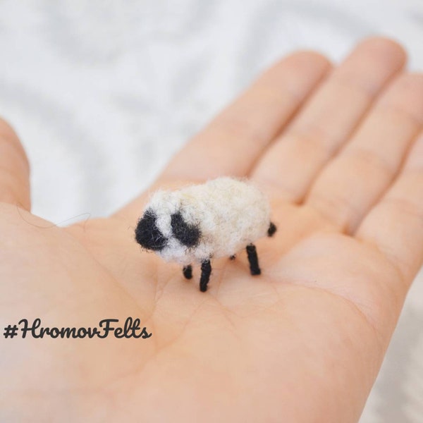 Oveja pequeña aguja fieltro, miniatura de casa de muñecas de animales, juguete pequeño de cordero, mini animales de escultura, hecho a mano