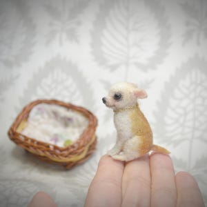 チワワのニードルフェルトミニチュア、一点ものの犬の肖像画、手作りのウール製犬フィギュア